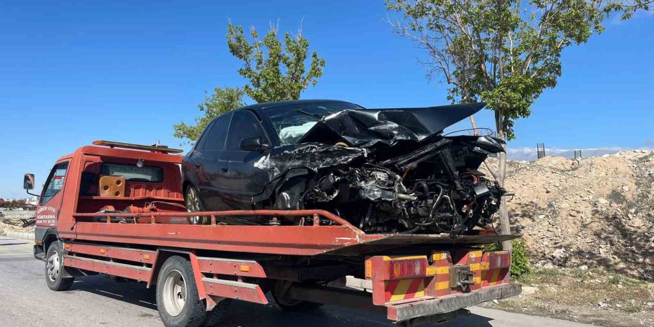 Otoyolda Otomobil Bariyerlere Çarptı: 5 Yaralı