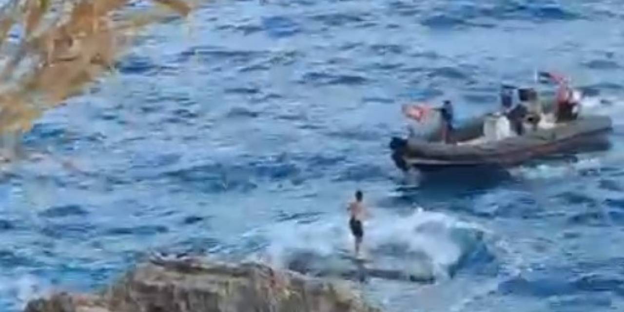 Kayalıkta Mahsur Kalan Gençlere Deniz Polisi Can Simidi Oldu