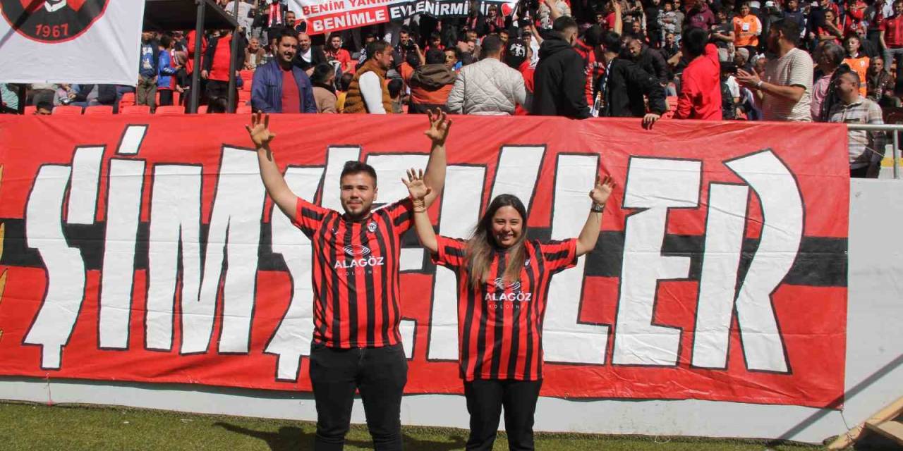 Yeşil Sahada Evlilik Teklifi