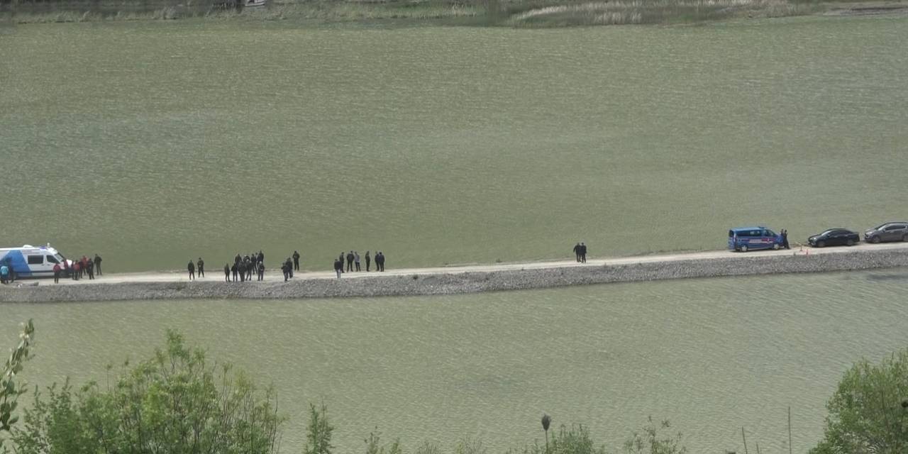 Çakıl Ocağında Baraja Devrilen Kamyonun Sürücüsü Hayatını Kaybetti