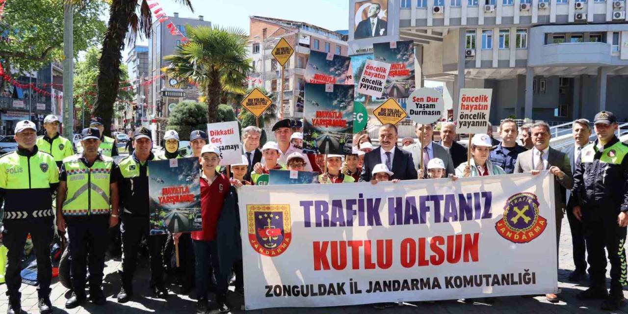 Trafik Haftası Kutlamasına Katılanlara Kırmızı Düdük Ddağıtıldı