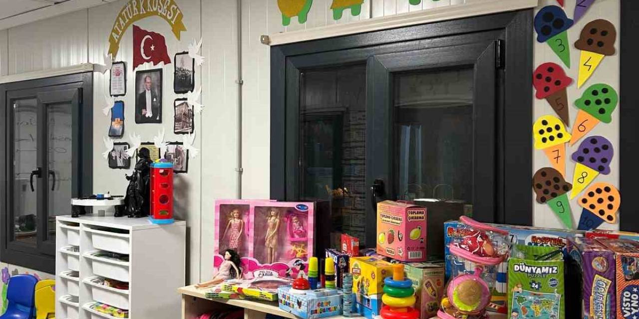 Anadolu Üniversitesi Öğrencileri Deprem Bölgesinde Yeni Kütüphaneler Oluşturdu