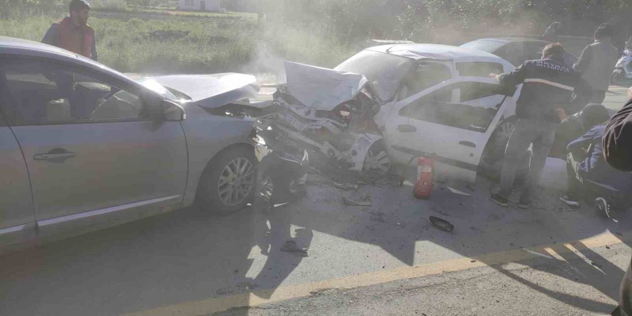 İki Otomobil Kafa Kafaya Çarpıştı: 1 Yaralı