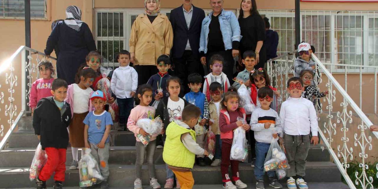 Emanet Kitapla Öğretmen Olan Tümay, Malazgirt’te Çocukları Sevindirdi