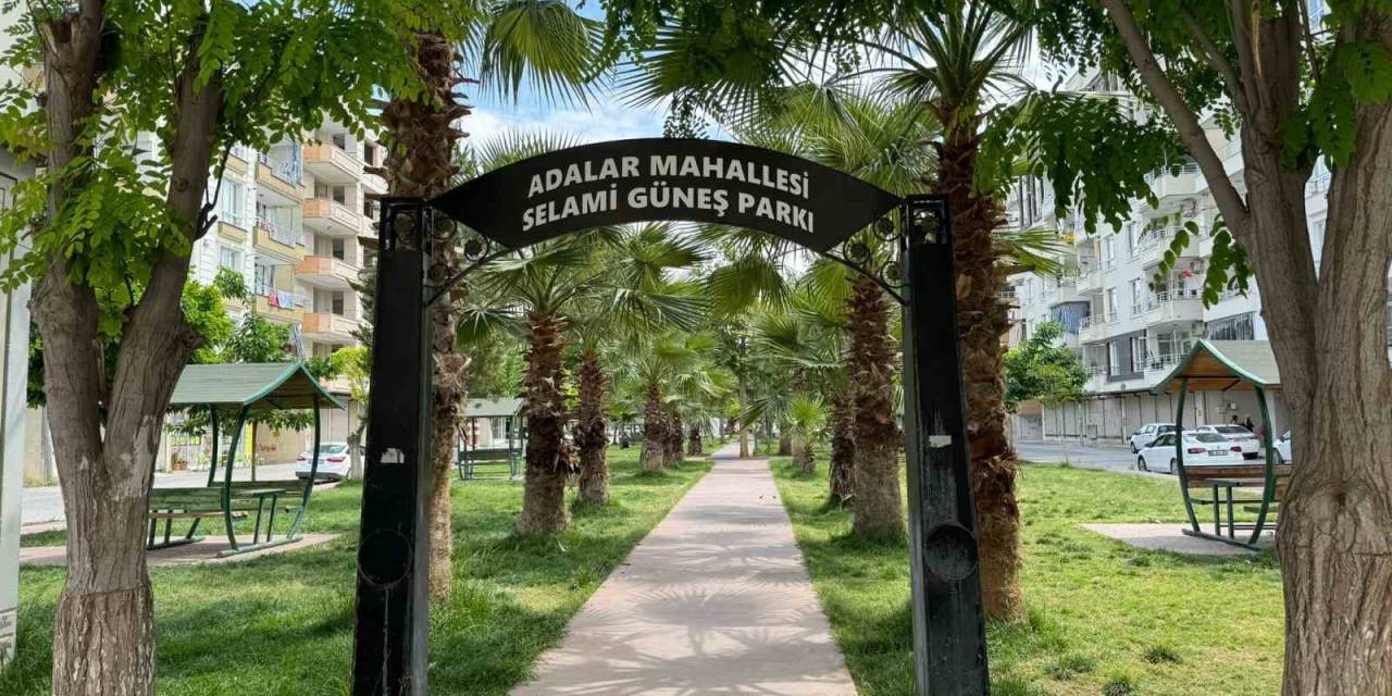 Parktaki Ahşap Masayı Ateşe Verdiler