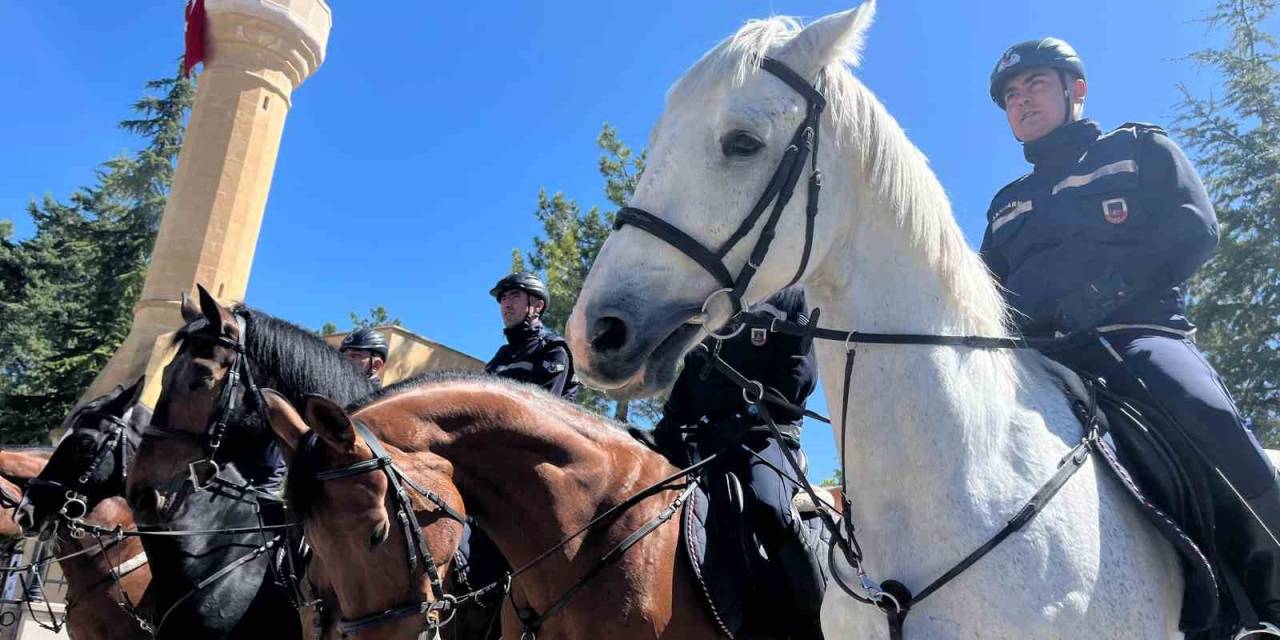 Yunus’un Türbesi Kapısındaki Atlı Jandarmalara Yoğun İlgi