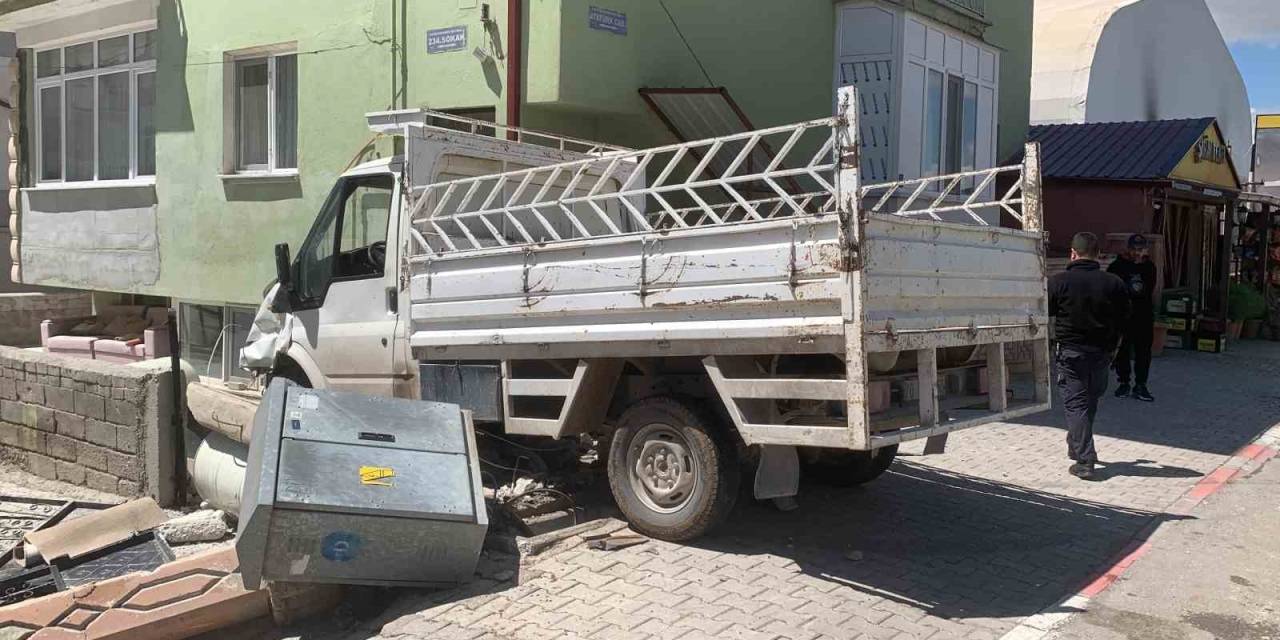 Kamyonetin Bahçe Duvarına Çarpma Anı Kameraya Yansıdı: 2 Yaralı