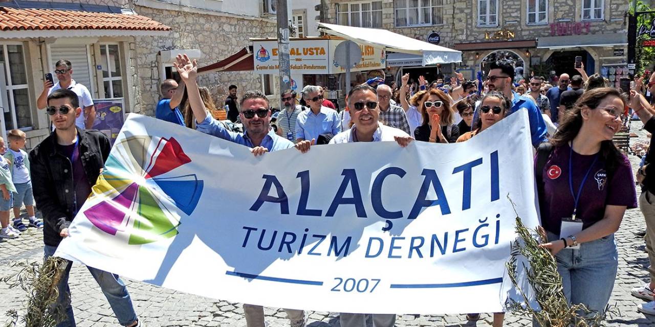 Alaçatı İki Yaka Festivali Sokakları Karnaval Alanına Çevirdi