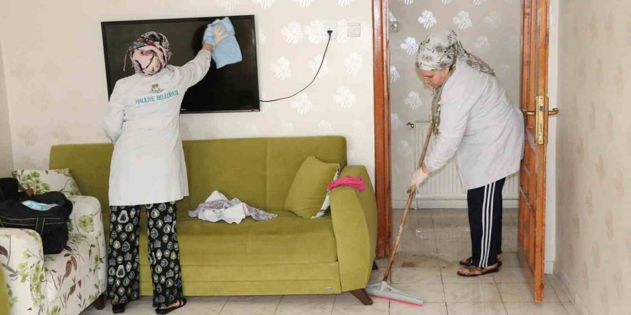 Haliliye’de Evde Bakim Hizmeti İle Haneler Temizleniyor