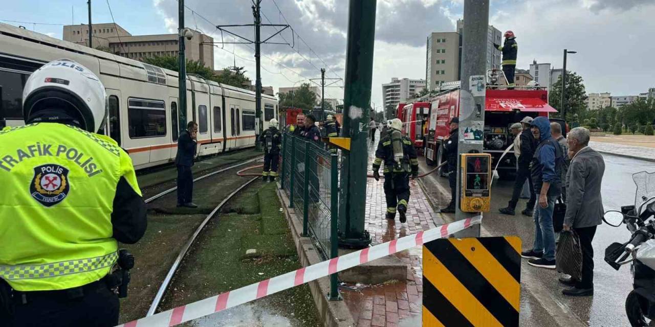 Gaziantep’te Tramvayın Üzerine Yıldırım Düştü
