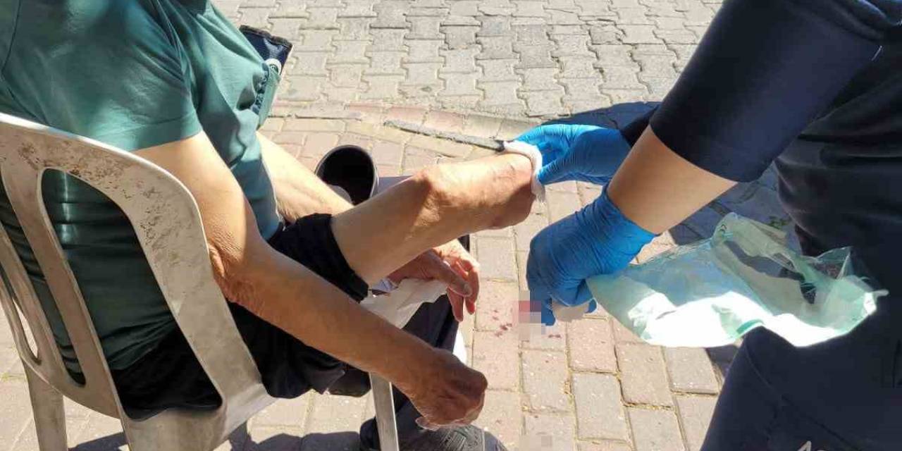 Yürürken Protez Bacağı Çıkan Yaşlı Adam, Protez Demirinin Kestiği Bacağından Yaralandı