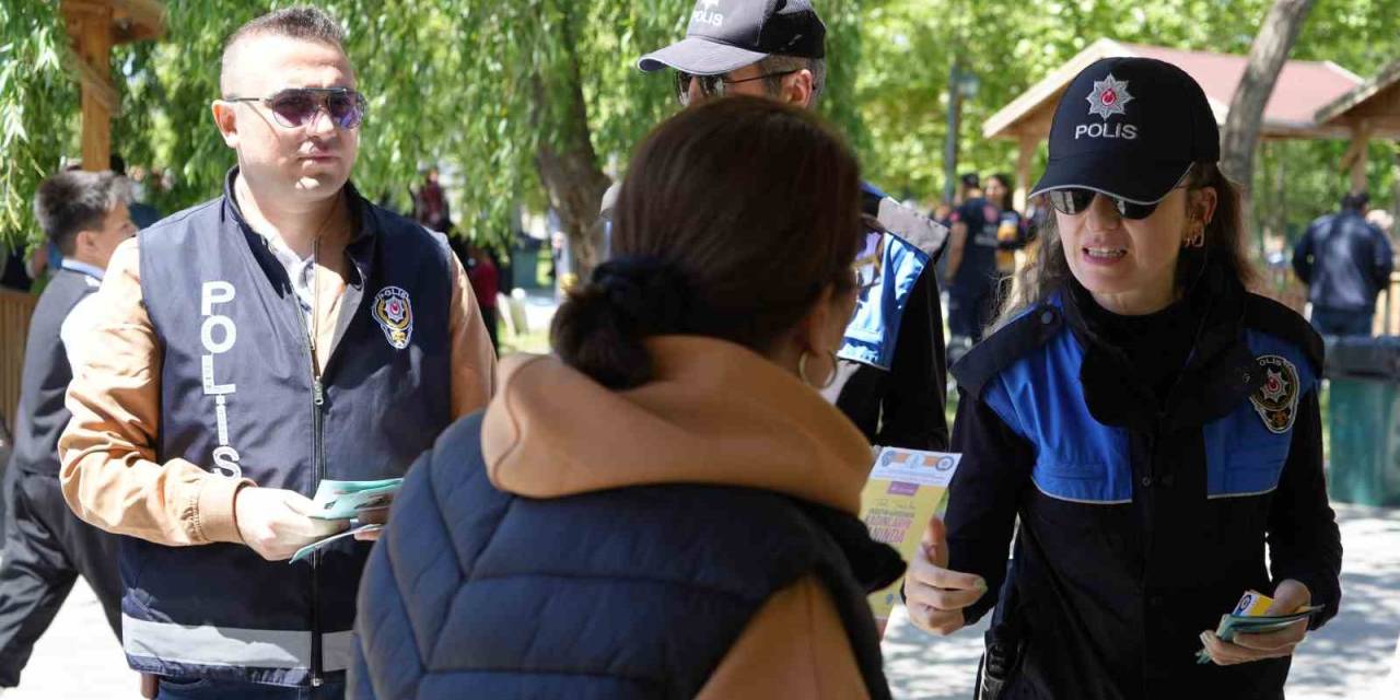 Polisler, Hıdırellez Kutlamalarında Broşür Dağıttı