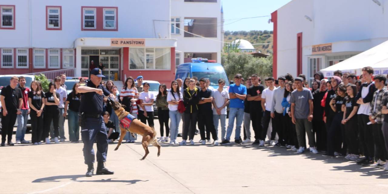 Öğrencilerden Jandarmaya Yoğun İlgi