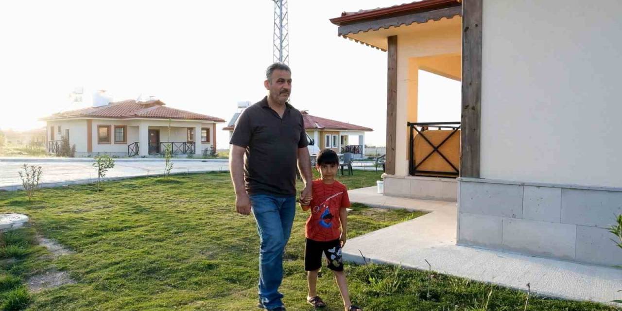 Hataylı Bir Depremzede Aile Daha Yeni Evlerine Kavuştu