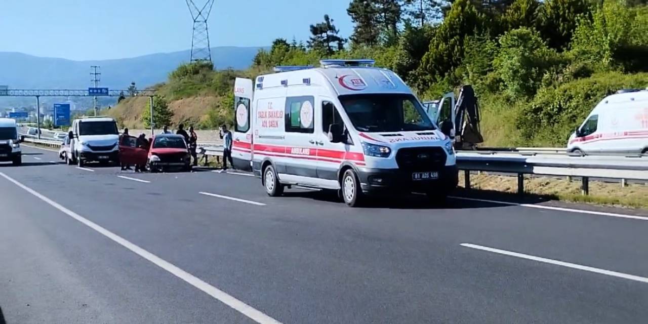 Otomobil Bariyerlere Çarptı: 2 Yaralı