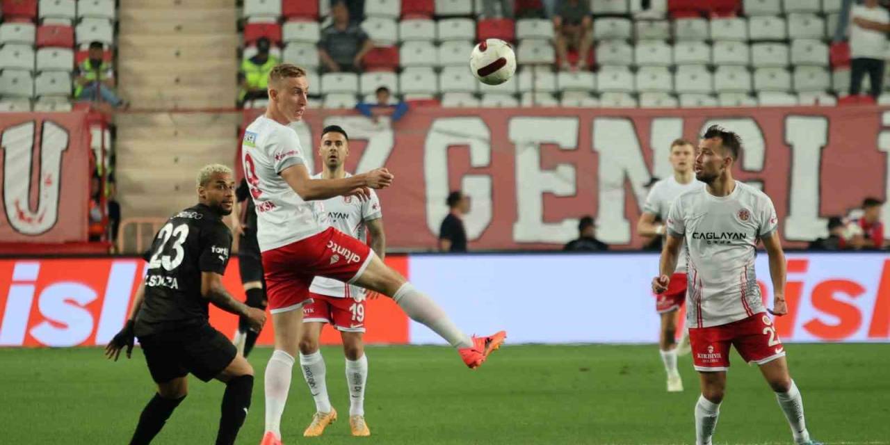 Trendyol Süper Lig: Antalyaspor: 1 - Pendikspor: 2 (İlk Yarı)