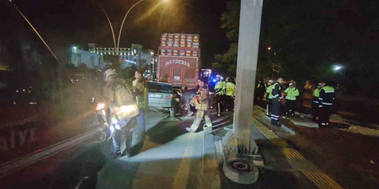 Kamyona Ok Gibi Saplanan Otomobil Hurda Yığınına Döndü: 1 Ölü