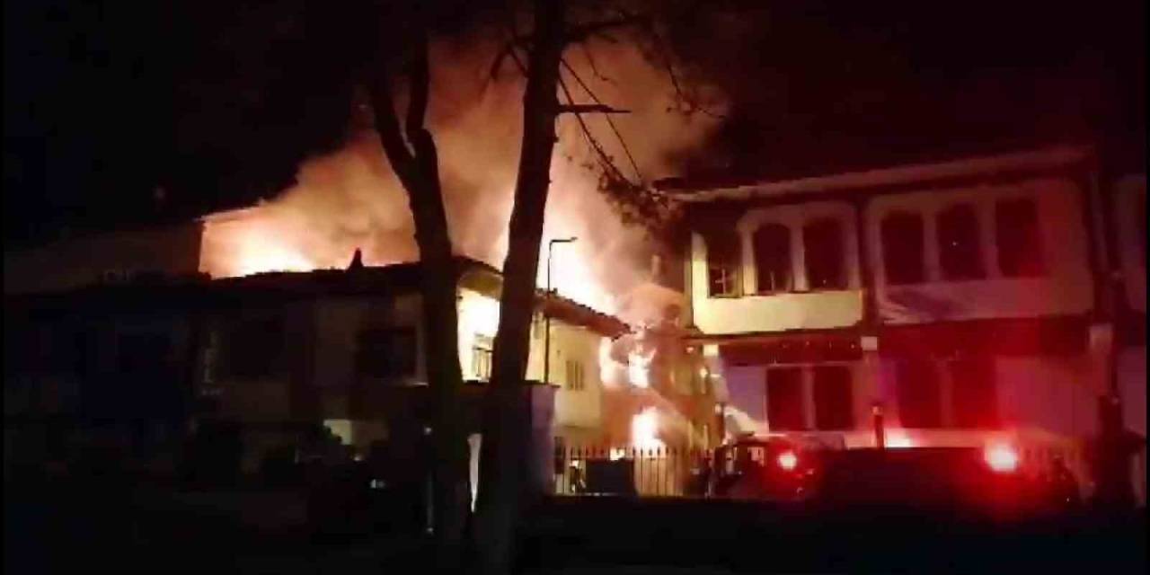 Amasya’da 100 Yıllık Tarihi Konak Alevlere Teslim Oldu: Yangın 4 Binaya Da Sıçradı