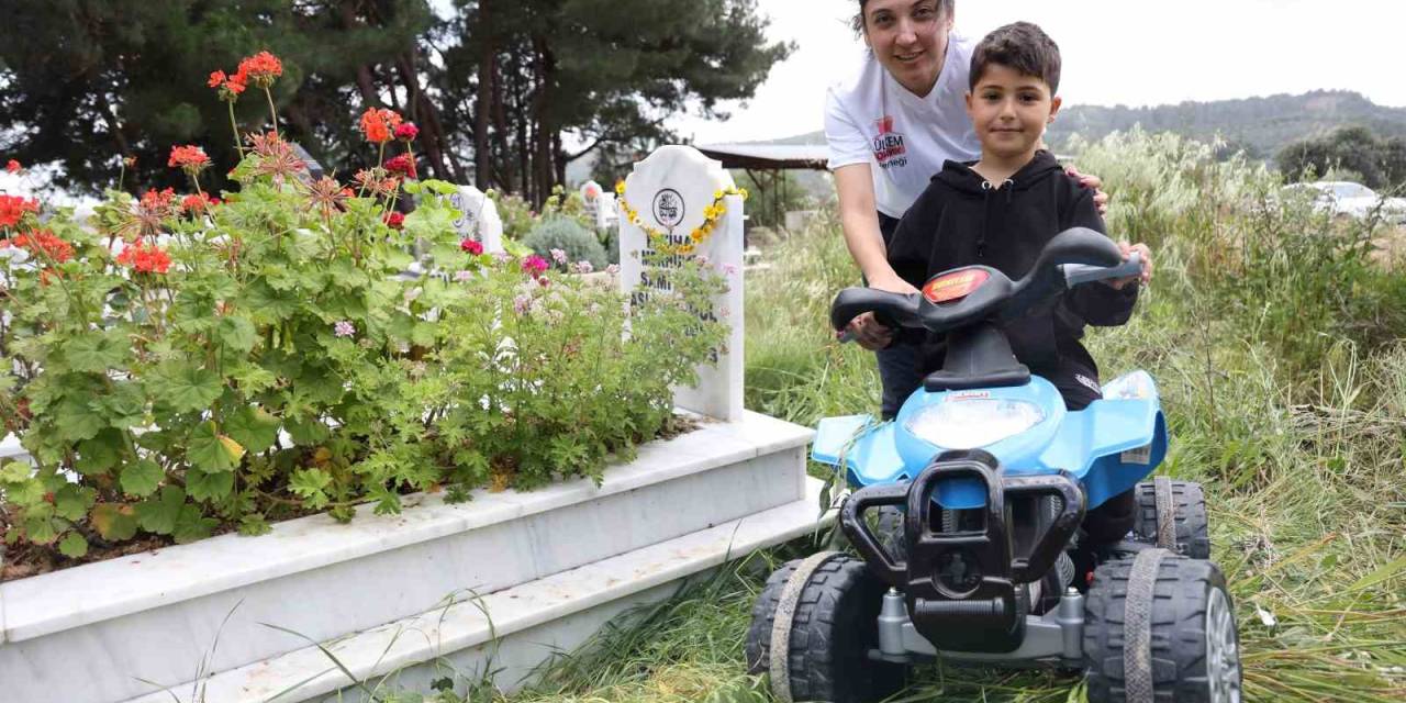 Afetzede Çocuğun Akülü Arabayla Annesinin Mezarını Ziyareti Yürekleri Dağladı