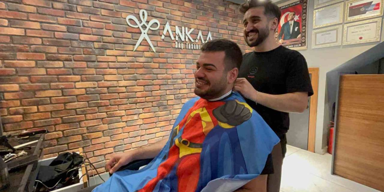 Kuaförün Yaptığıyla Müşterilerini Gülme Krizine Soktuğu Anlar Sosyal Medyada İlgi Odağı Oldu