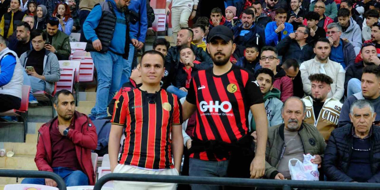 Eskişehirspor Taraftarı Anadolu Üniversitesi Spor Kulübü’nü Yalnız Bırakmadı