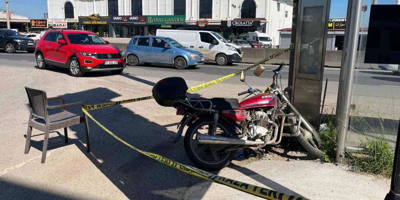 Emniyet Şeridinde İlerleyen Motosiklet Ciple Çarpıştı: 1’i Ağır 2 Yaralı