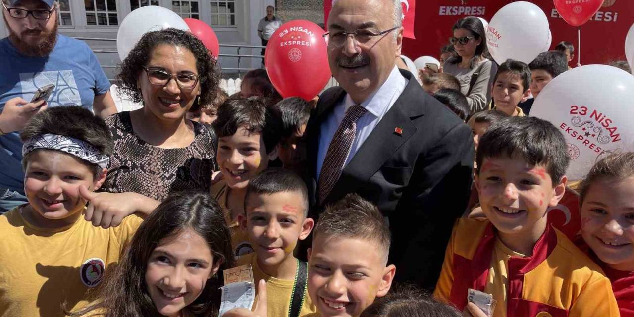 Adana’da Çocukların ’23 Nisan Ekspresi’ Coşkusu