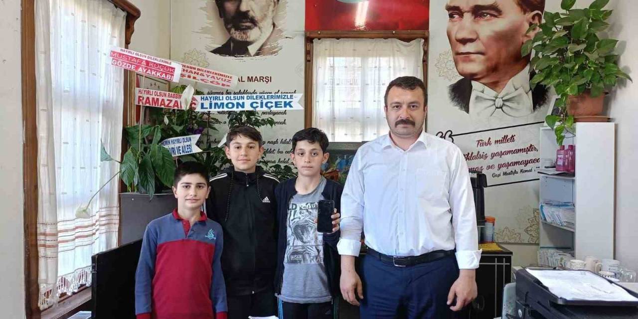 Çocuklardan Örnek Davranış: Buldukları Telefonu Muhtara Teslim Ettiler