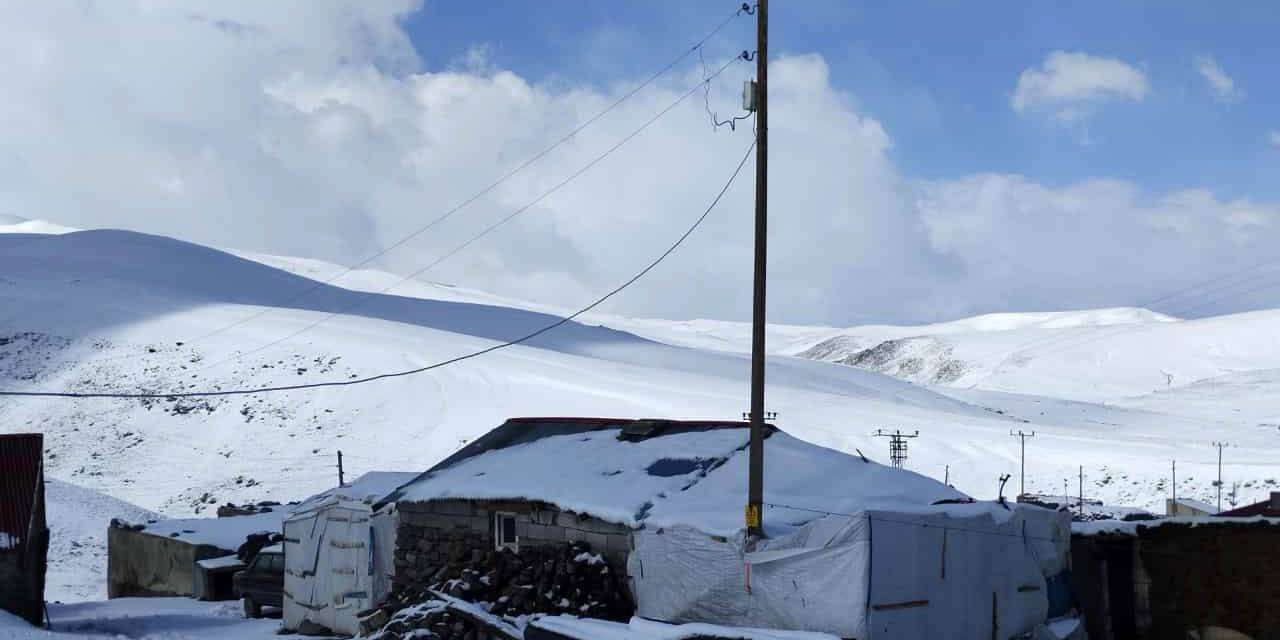 Ağrı’da Kar Yağışı Köylüleri Şaşırttı: "Batıda Tatil, Bizde Kar"