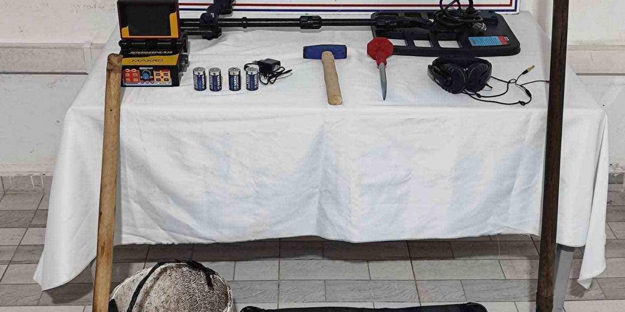 Selçuklu Mezarlığında Define Arayan 3 Kişi Fotokapana Yakalandı