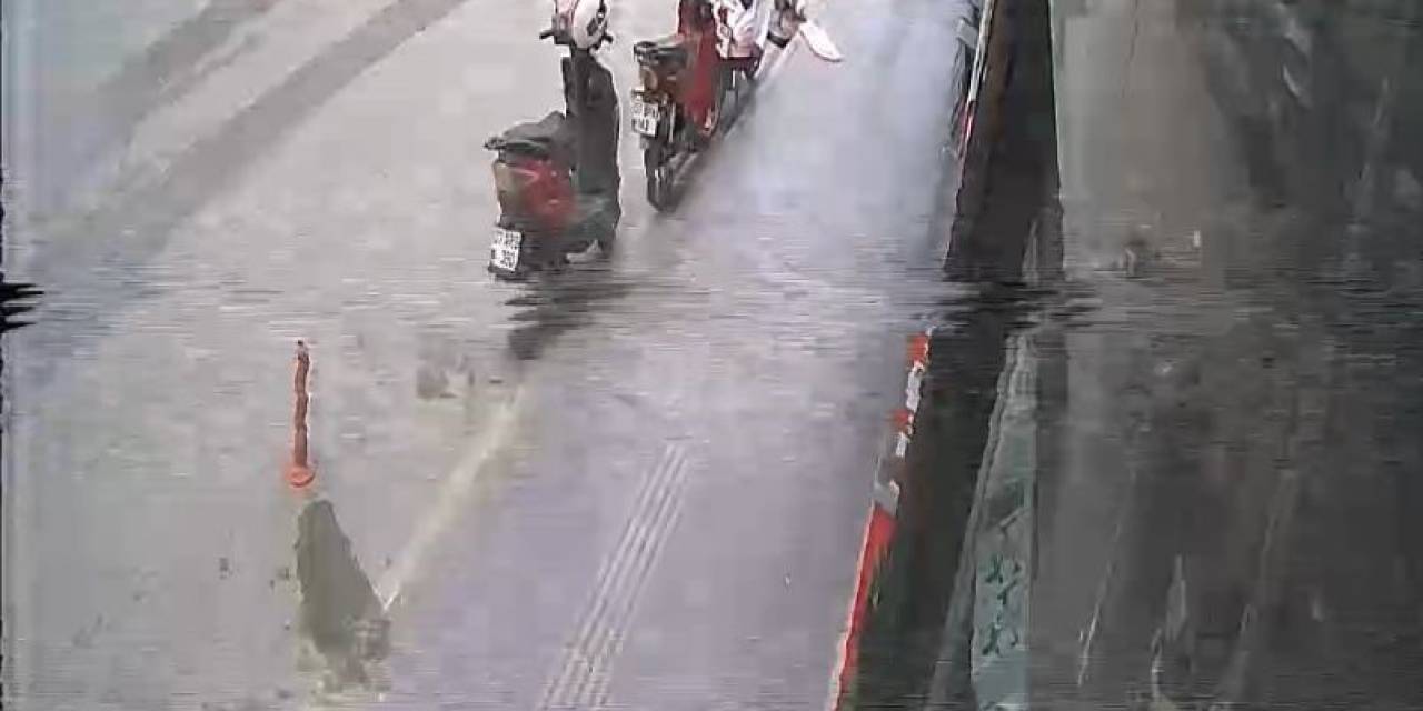 Motosikletle Metrelerce Sürüklendi, Hiçbir Şey Yokmuş Gibi Kalkıp Motosikletini Yerden Kaldırdı