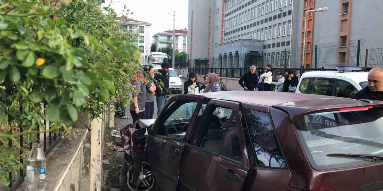 17 Yaşındaki Ehliyetsiz Sürücü İzinsiz Aldığı Arabayla Kaza Yaptı