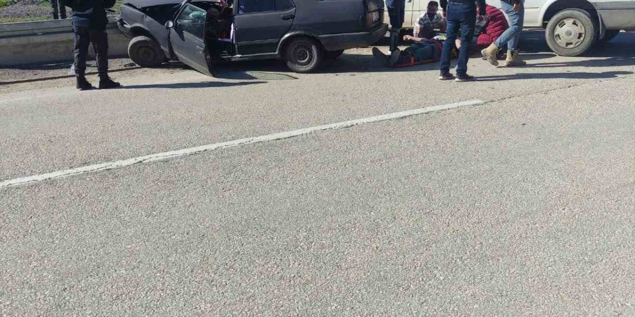 İşçi Servisi İle Otomobil Çarpıştı : 4 Yaralı