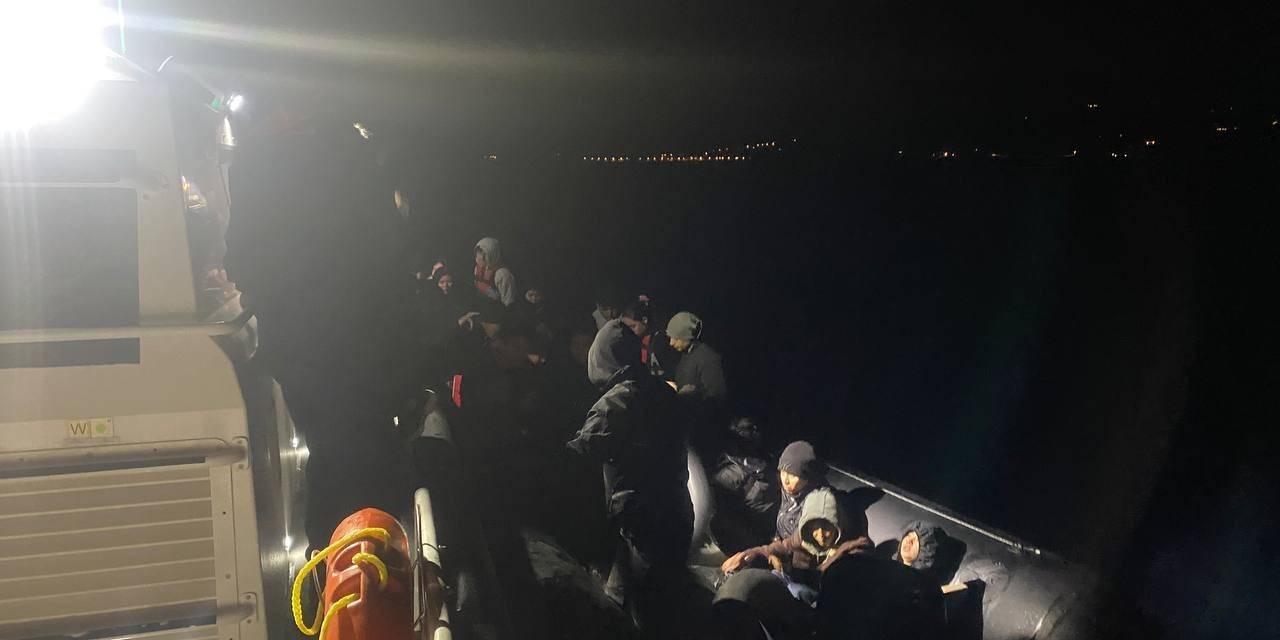 Çanakkale’de Arızalanan Lastik Bot İçinde Sürüklenen 32 Kaçak Göçmen Kurtarıldı