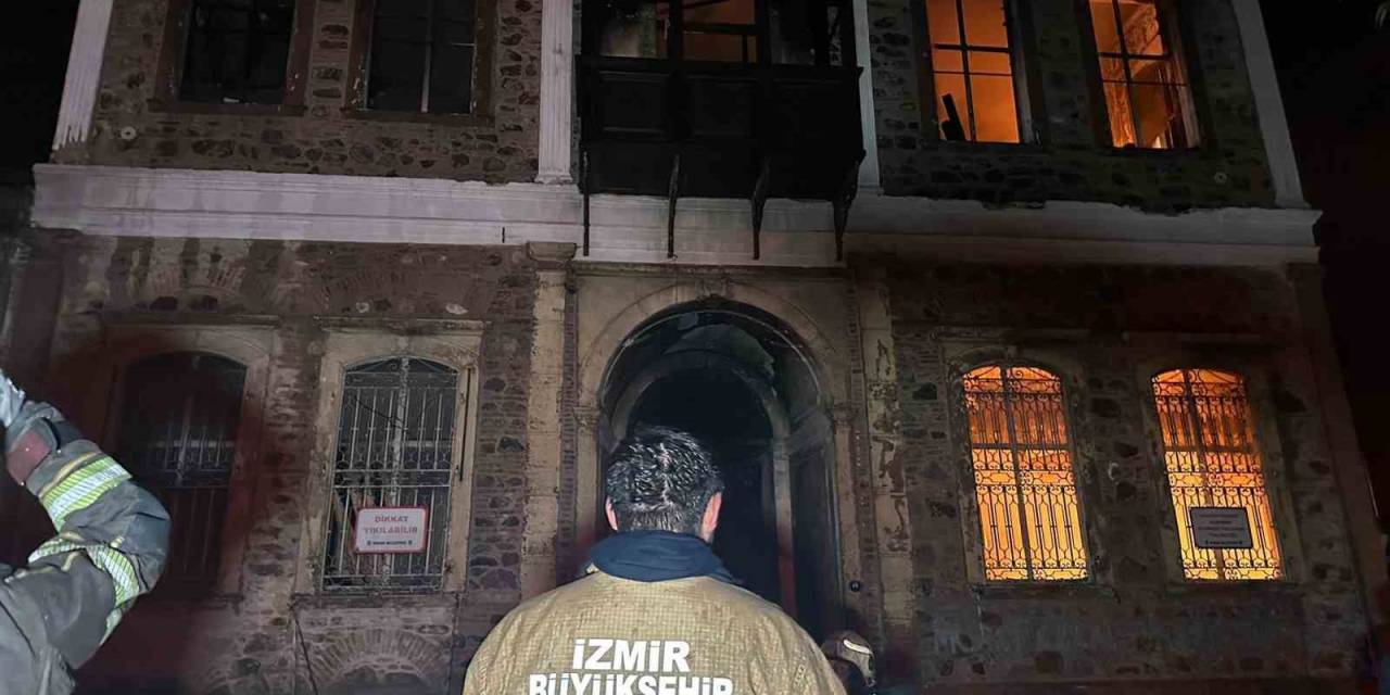 İzmir’de Alev Alev Yanan Tarihi Bina Küle Döndü