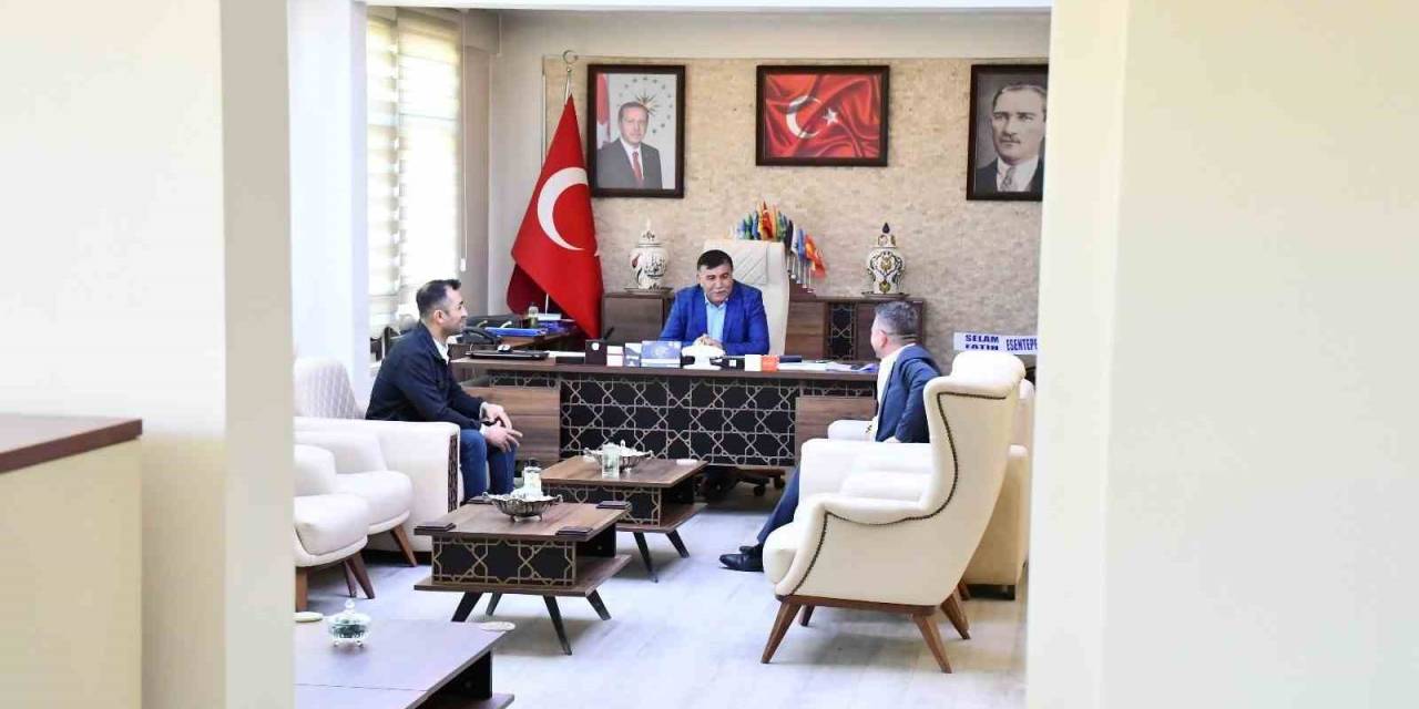 Emet Belediye Başkanı Makam Odasının Kapısını Söktürdü