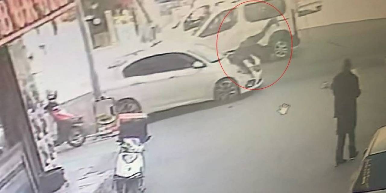 Yolun Karşısına Geçen Yayaya Otomobil Böyle Çarptı