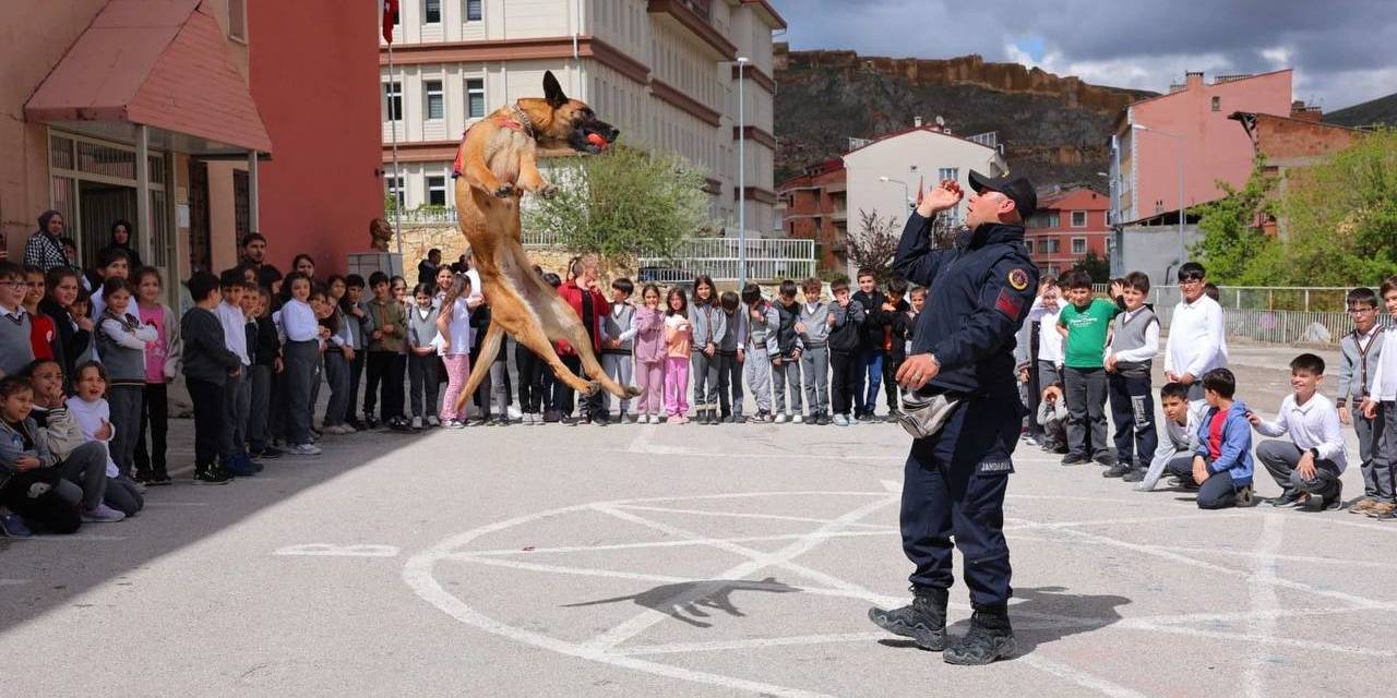 Bayburt’ta Jandarma Görevini Öğrencilere Eğlenceli Bir Şekilde Tanıttı