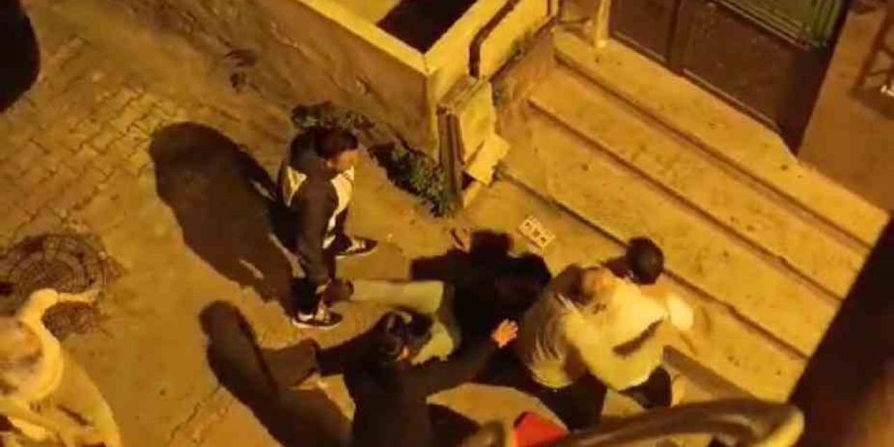 İstanbul’da Ortalığın Karıştığı Park Kavgası Kamerada: Gece Yumruk Ve Tekmeler Havada Uçuştu, Kadın Sopayla Saldırdı