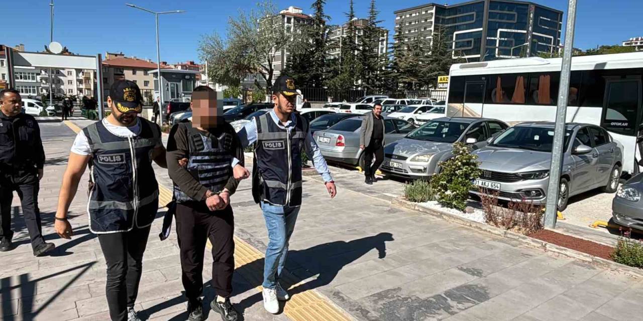 Balkondan Girip Eski Sevgilisinin Arkadaşını Öldürdü