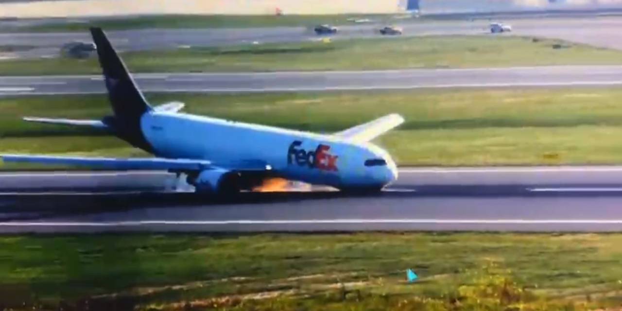 İstanbul Havalimanı’nda Fedex Havayolları’na Ait Kargo Uçağının Gövdesinin Üzerine İndiği An Kamerada