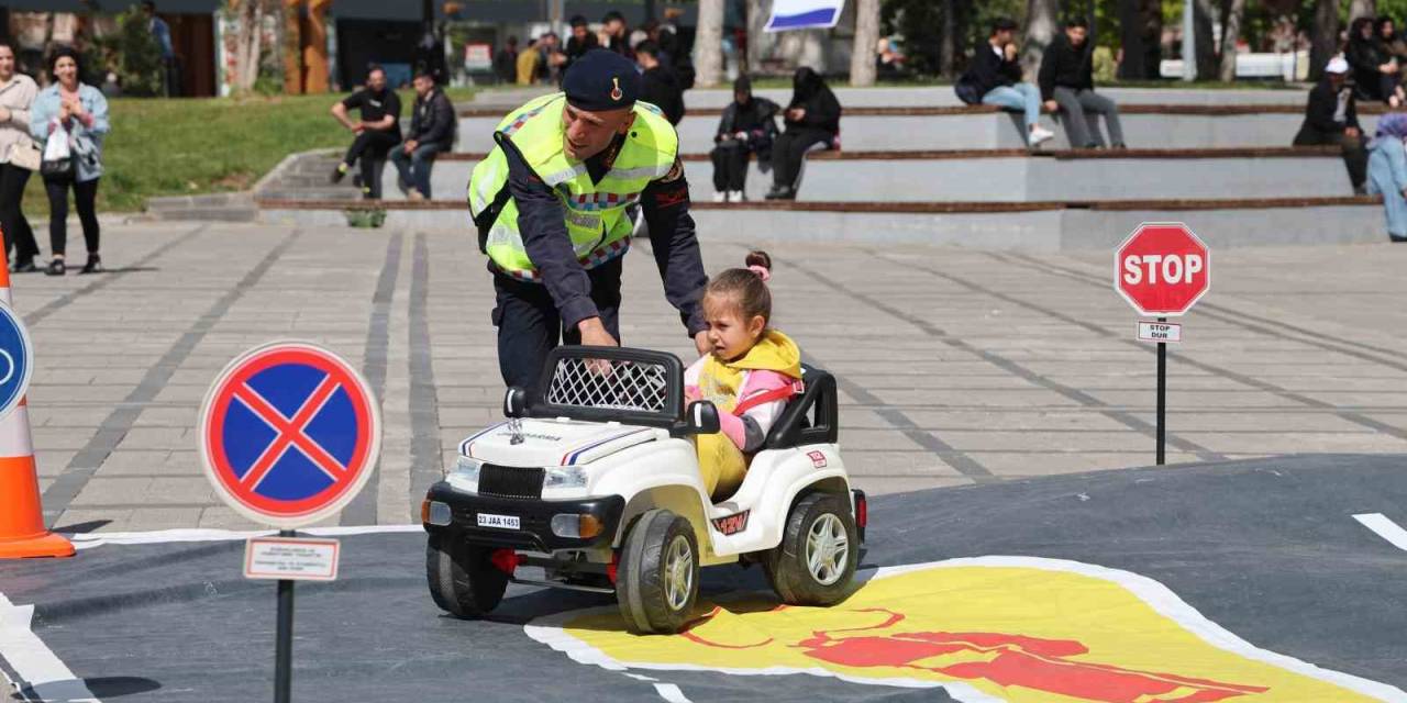 Elazığ’da Trafik Haftası Etkinliklerinde Çocuklar Doyasıya Eğlendi