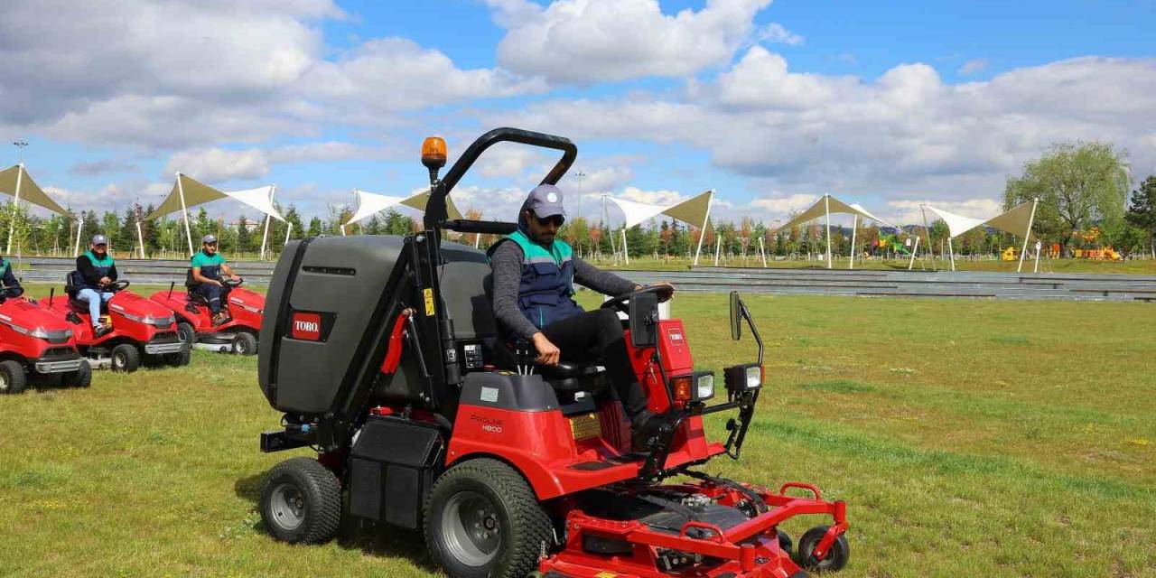 Büyükşehir, 60 Bin Metrekarelik Çim Alanını 1 Günde Biçebilen Aracı Temizlik Filosuna Kattı