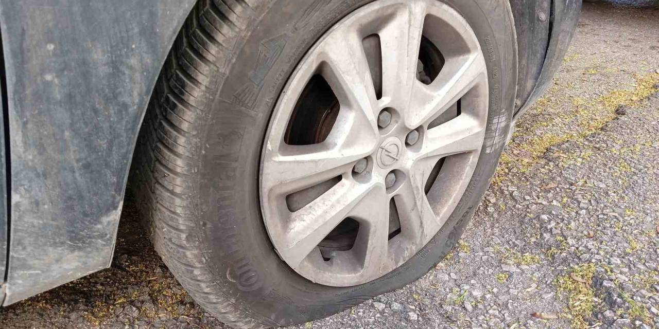 Ankara’da Park Halindeki Otomobillerin Lastikleri Yarılmış Halde Bulundu