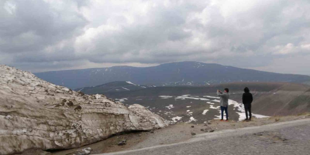 Nemrut Krater Gölü’nde Kartpostallık Görüntüler