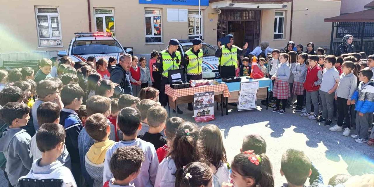 Beyşehir’de Jandarmadan Öğrenciler Ve Mahalle Sakinlerine Trafik Eğitim Seminerleri