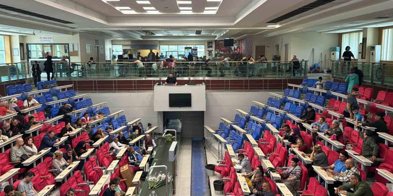 Anneler Günü Öncesi Çiçek Mezadına Yoğun İlgi