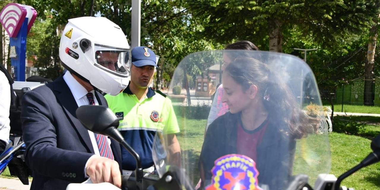 Isparta’da Ekiplerden Öğrencilere Uygulamalı Trafik Eğitimi