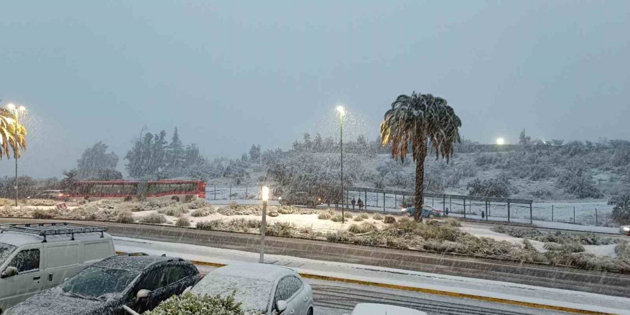 Şili’de Sokaklar Beyaz Örtüyle Kaplandı