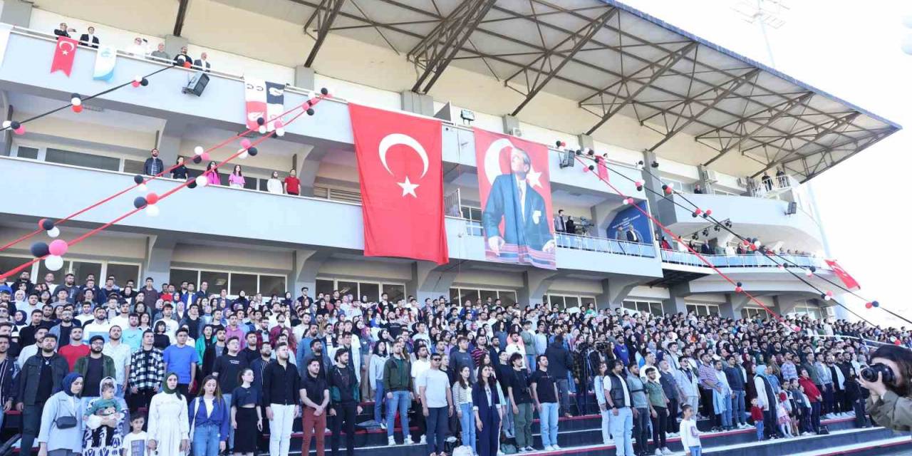 Fü Öğrencileri Hipodromda Mini Konser Verdi